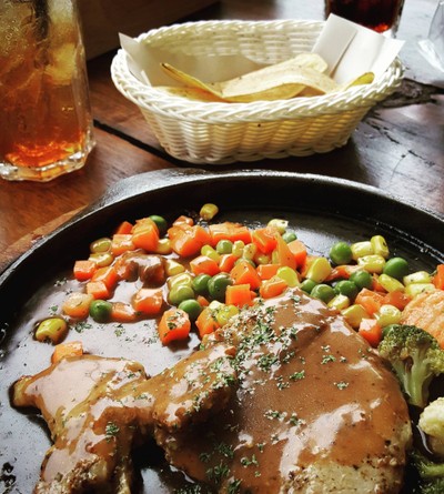 Banana Steakบานาน่าสเต็ก หน้าโรงเรียนแสงทอง