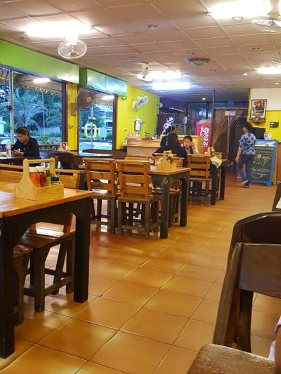 บรรยากาศ Banana Steakบานาน่าสเต็ก หน้าโรงเรียนแสงทอง