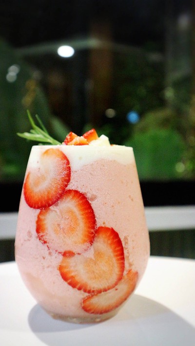 STRAWBERRY CHEESECAKE