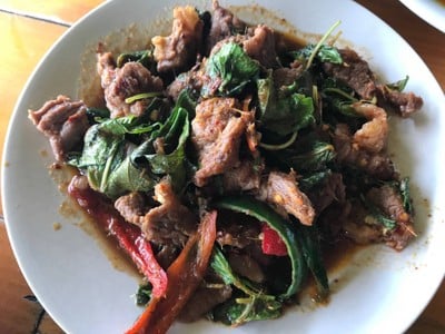 เนื้อผัดใบยี่หร่า