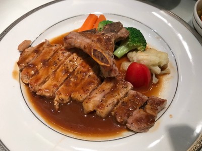 สเต๊กหมูคุโรบูตะพริกไทยดำ