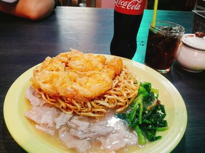 มารู้จักเมนูที่มีความรีเควสกันดีกว่า ด้วยความกรอบของเส้นบะหมี่ ไข่กรอบที่อยู่