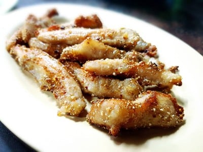 หมูย่างกระเทียมหรือหมูคลุกฝุ่น
