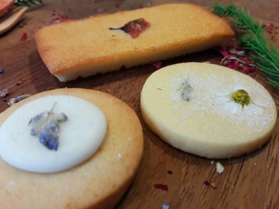 Cookies with seasonal edible flower
