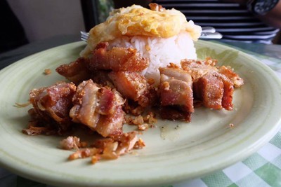 ข้าวหมูกรอบกระเทียมไข่ดาว