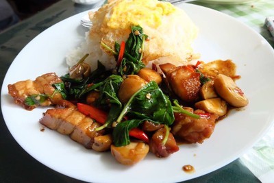 ข้างกะเพราหมูกรอบไข่ดาว