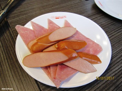 ไส้กรอกรมควันและแฮม