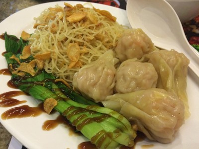 หมี่ไข่เกี๊ยวกุ้งจัมโบ้ยอดผัก