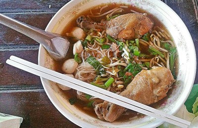 เส้นเล็กไก่ตุ๋น