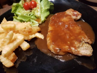 ข้าวหมูย่าง น้ำจิ้มแจ่ว