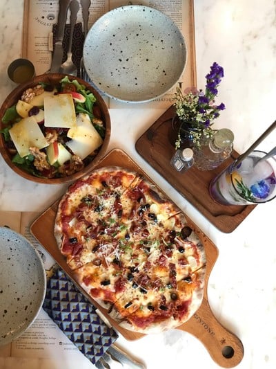 เมนูของร้าน Featherstone .