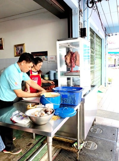 หน้าร้าน ข้าวหมูแดงอภิชาติ