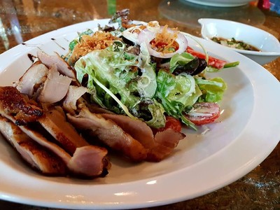 สลัดหมูย่าง