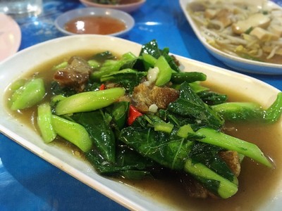 ผัดคะน้าหมูกรอบ