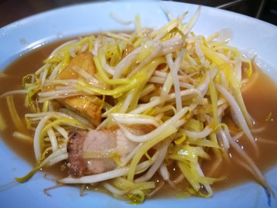 ผัดกุยช่ายขาว ถั่วงอก หมูกรอบ