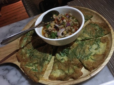 ยำไข่ทอดชะอม