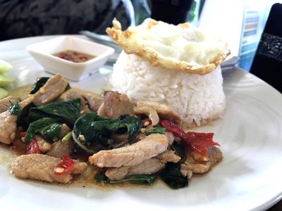 กะเพราไก่ไข่ดาว