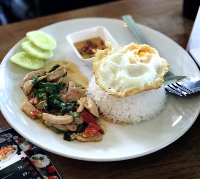 กะเพราไก่ไข่ดาว