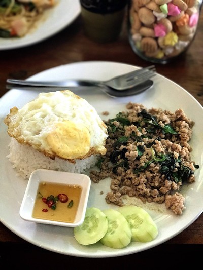 กะเพราหมูสับไข่ดาว