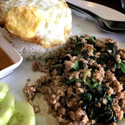 กะเพราหมูสับไข่ดาว