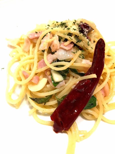 สปาเก็ตตี้ผัดเบคอนพริกแห้ง