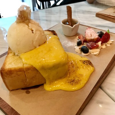 Maple Custard Brûlée Honey Toast With Fresh Berry