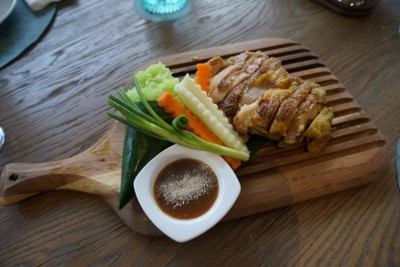 ไก่เหลืองในตำนานพร้อมกับข้าวเหนียวใบเตยน้ำจิ้มแจ่วและเครื่องเคียง