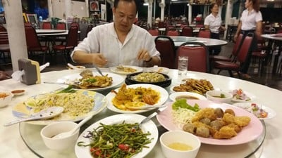 อาหาร หรือ เครื่องดื่ม