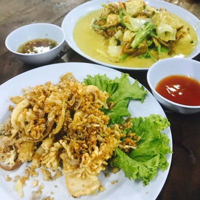 ปลาหมึกทอดกระเทียม