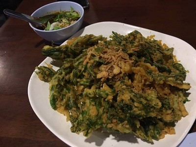 ยำผักบุ้งกรอบ