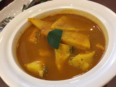 แกงเหลืองปลากะพงยอดมะพร้าวอ่อน