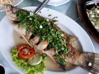 ปลากระพงทอดราดน้ำปลา