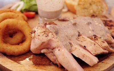 สเต๊กอกไก่ซอสมะนาว