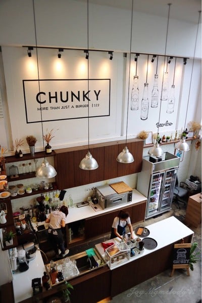 บรรยากาศ Chunk's สุขุมวิท 23