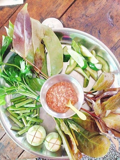น้ำพริกร้านนี้อร่อยคับ รสชาติเผ็ดเปรี้ยวหอมมะนาว บางวันทางร้านทำน้ำพริกมะขาม สำห