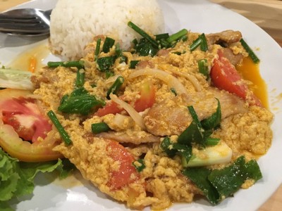 ข้าวหมูผัดผงกะหรี่