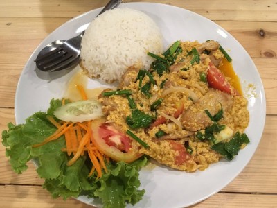 ข้าวหมูผัดผงกะหรี่
