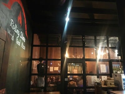 บรรยากาศ Rolling Stone Pizza Khao Takieb