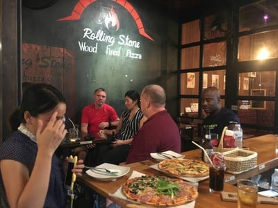 บรรยากาศ Rolling Stone Pizza Khao Takieb