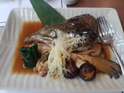 หัวปลาแซลม่อนนึ่งซีอิ๊ว