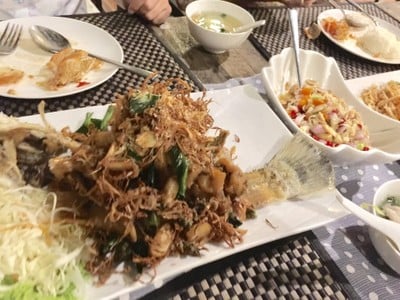 ปลากระพงทอดสมุนไพร