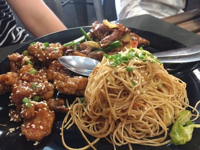 หมี่ผัด ไก่ซอสงา เนื้อผัดซอสเซี่ยงไฮ้