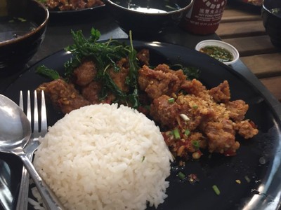 กระเพราไก่กรอบ หมูกระเทียมพริกไทย