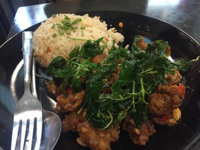 ข้าวผัด กระเพราไก่กรอบ