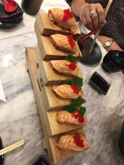 ซูชิขั้นแซลมอนขั้นบันได