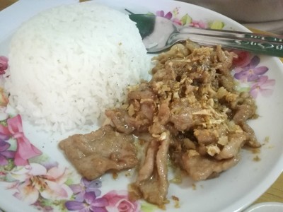 ข้าวหมูทอดกระเทียม
