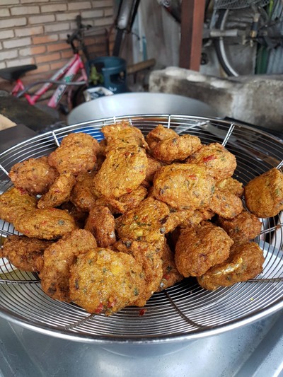 ทอดมัน แม่โถ (Miss Tor 'fish Cakes) ซอยต้นโพธิ์ บางเหนียว ทอดมัน แม่โถ (Miss Tor 'fish Cakes) ซอยต้นโพธิ์ บางเหนียว