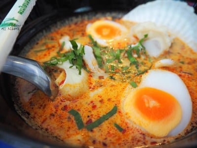 ก๋วยเตี๋ยวต้มยำทะเลน้ำข้น+หอยฮอกไกโดseafood added hokkaido with creamy tom yum noodles