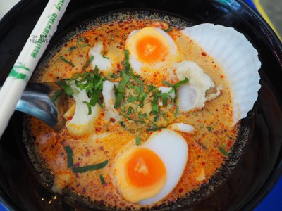 ก๋วยเตี๋ยวต้มยำทะเลน้ำข้น+หอยฮอกไกโดseafood added hokkaido with creamy tom yum noodles