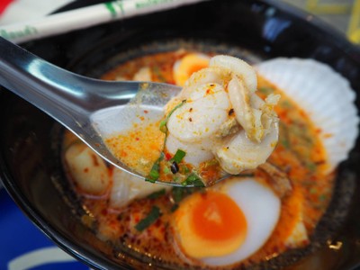 ก๋วยเตี๋ยวต้มยำทะเลน้ำข้น+หอยฮอกไกโดseafood added hokkaido with creamy tom yum noodles